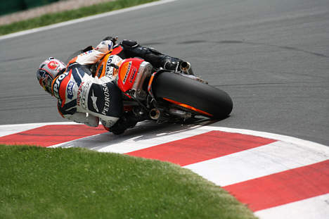 Spanieren Daniel Pedrosa scorede sin første sejr i årets MotoGP verdensmesterskab, da han kørte først over målstregen i Tysklands Grand Prix på Sachsenring.